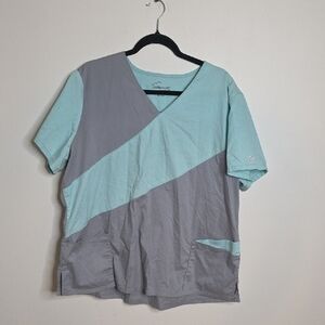 Butter Soft Short Sleeve Colorblock Scrub Top - Light Blue and Gray 2X